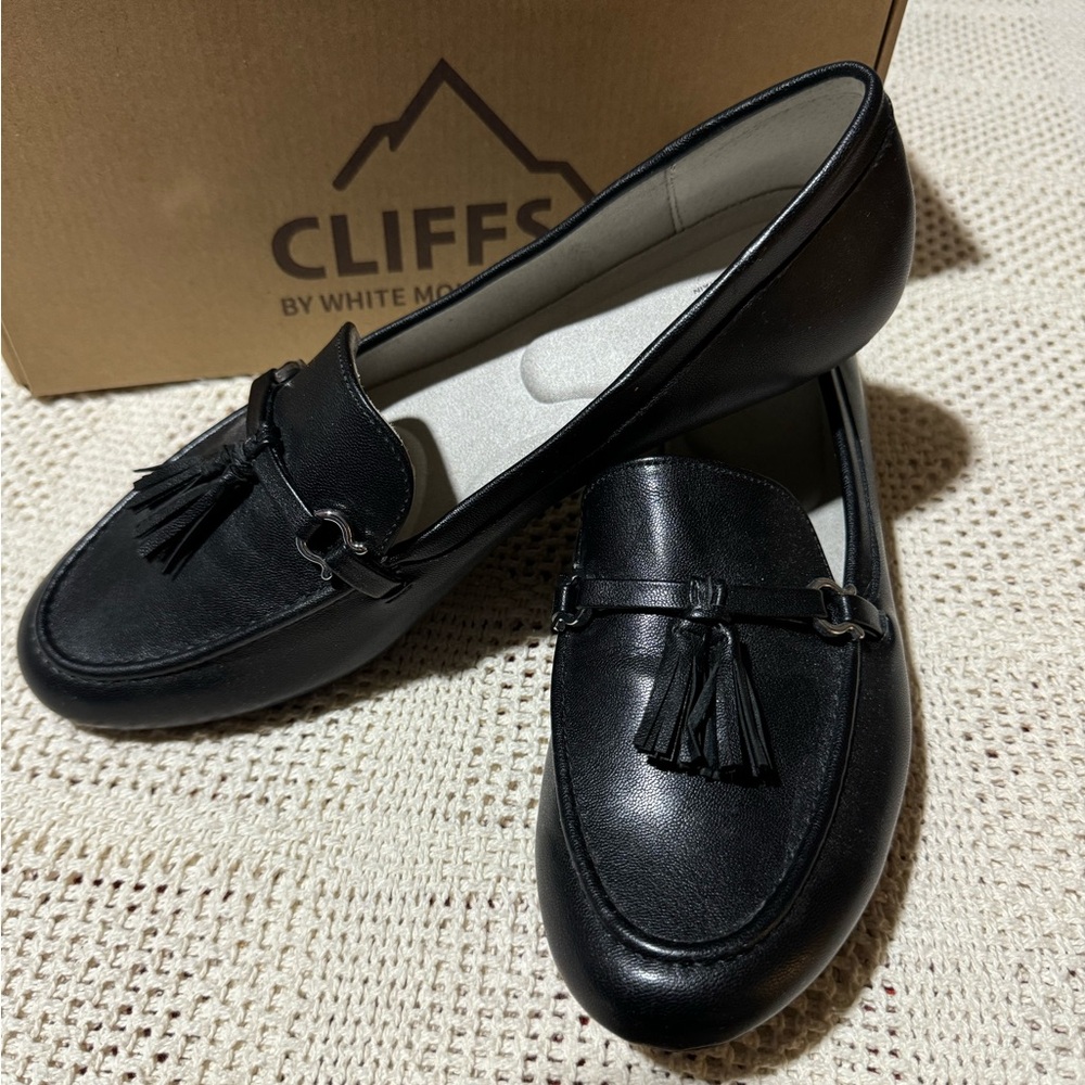 Women size 11 flat black loafer with tassel, Style: Gush.